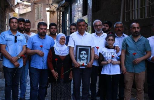 Gazeteci Hafız Akdemir’in Öldürüldüğü Sokağa Karanfil Bırakıldı