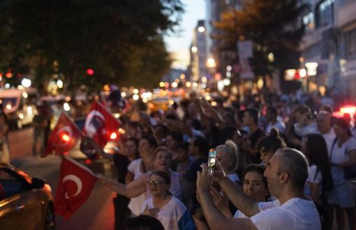 İstanbulites on the Streets to Celebrate Ekrem İmamoğlu's Election Win