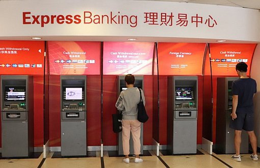 Li Hong Kongê xwenîşandar diravên xwe ji bankeyan dikişînin