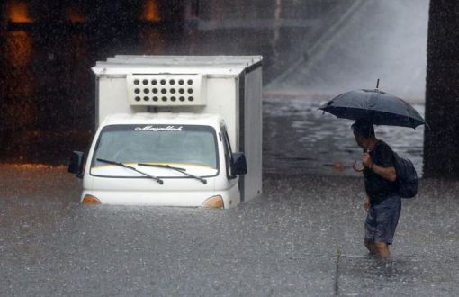 İstanbul’da Sağanak Yağmur: Bir Kişi Yaşamını Yitirdi, İş Yerlerini Su Bastı