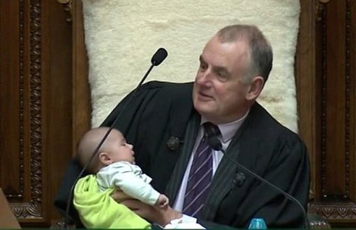 Serokê Meclîsê di dema civînê de bi bîberonê şîr daye bebika parlamenterekê