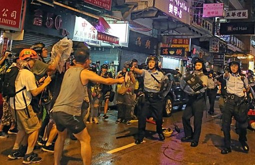 Hong Kong Polisi Göstericilere İlk Kez Silah Doğrulttu