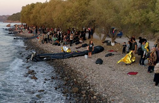 Lesvos'a 30 Dakikada 13 Tekne ile 547 Mülteci Ulaştı