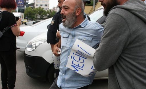 AKP İl Başkanlığı Önünde Eylem Yapan KHK’liye Gözaltı