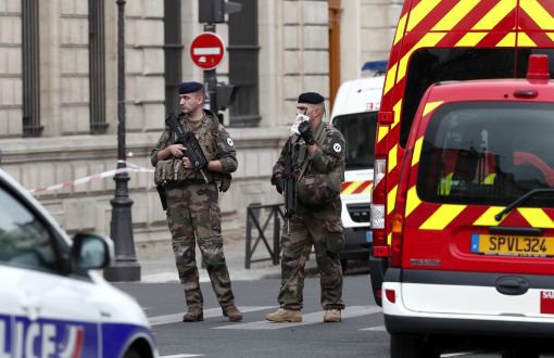 Paris'te Bıçaklı Saldırı: En Az 4 Ölü
