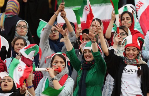 İran'da Kadınlar 40 Yıl Sonra Stadyumda Maç İzledi