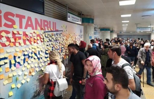 İstanbulluların Fikirlerini Almak İçin "Post-İt" Duvarı 