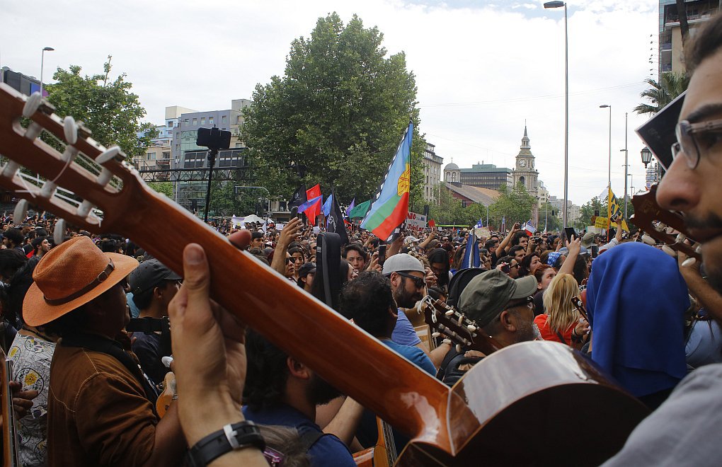  Şili'de Halk Sokakları Bırakmıyor: Pinera 8 Bakanı Değiştirdi