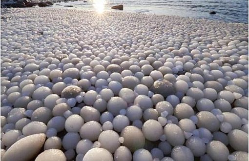Finlandiya'da Bir Plajda "Buz Yumurtaları" Oluştu