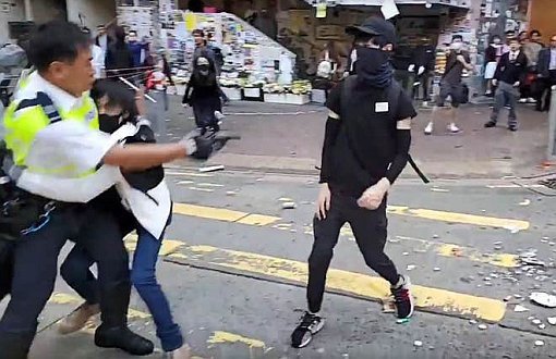Hong Kong’da Polisin Protestocuyu Vurma Anı Facebook Canlı Yayınına Yansıdı 