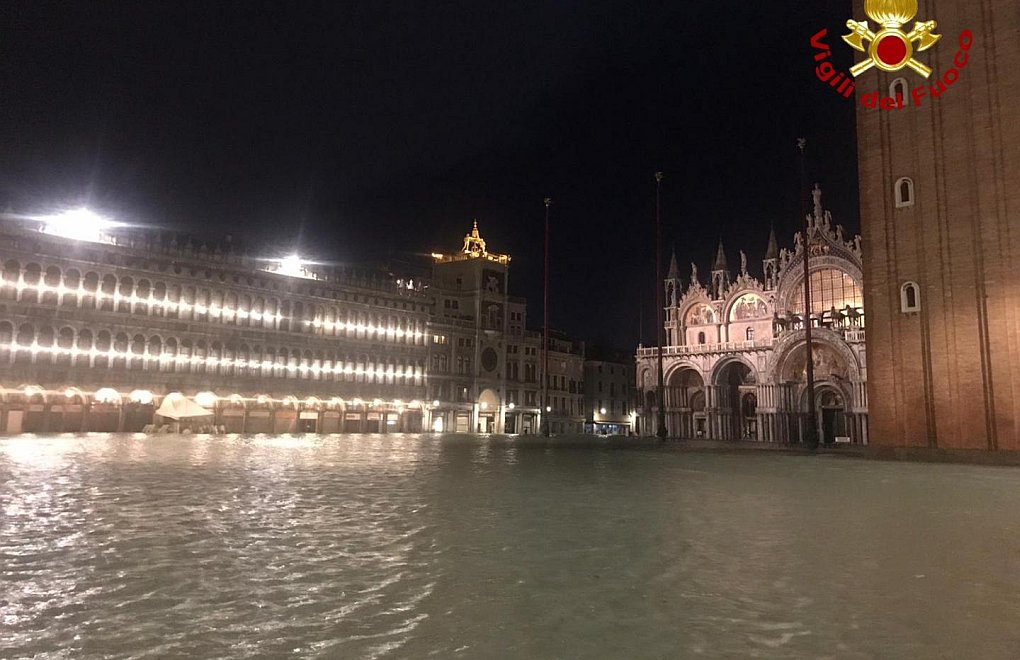 Venedik'te Sular Tekrar Yükseldi: Turistik Meydan Kapatıldı