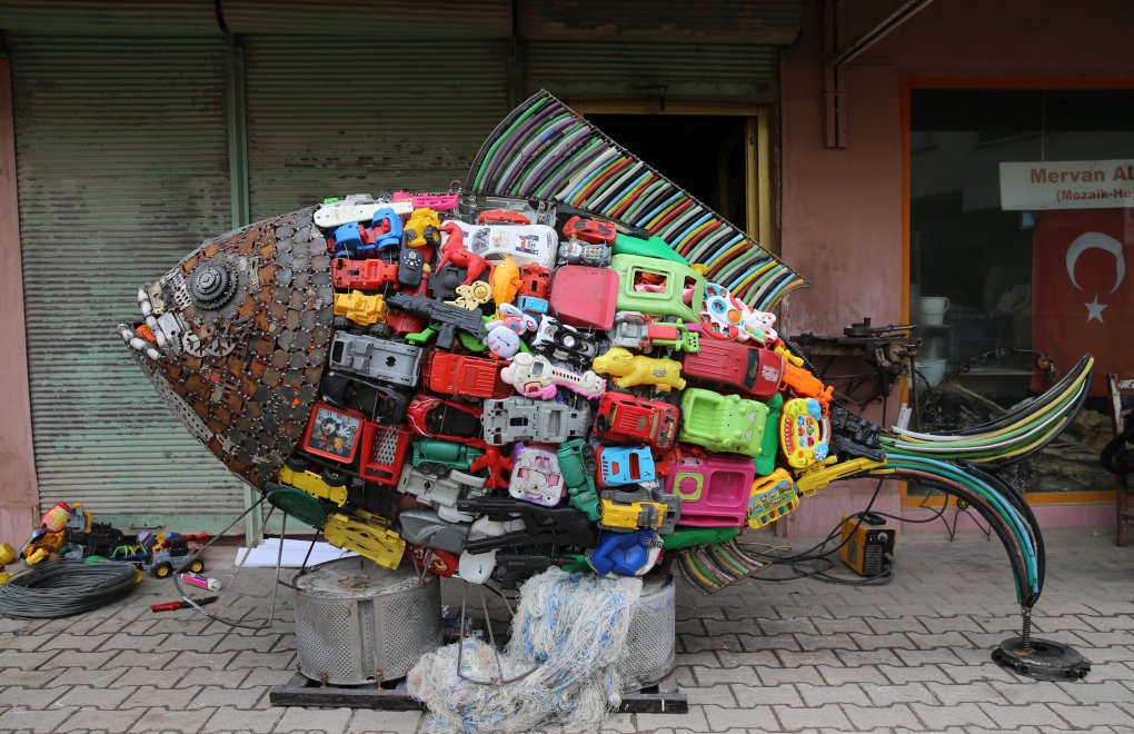 Craftsperson Makes Fish Sculpture out of Trash He Collected from Beach