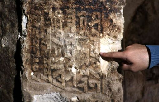 Diyarbakır'da Kaya Mezarında Süryanice Kitabe Bulundu
