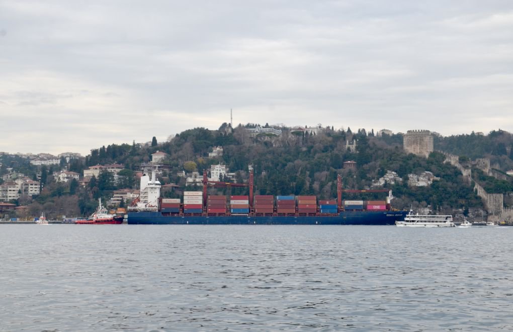 İstanbul Boğazı'nda Karaya Oturan Yük Gemisi Çekildi