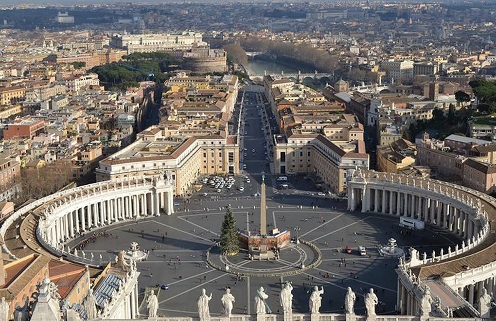 Vatikan Dışişlerinin İki Numarası Bir Kadın Oldu 