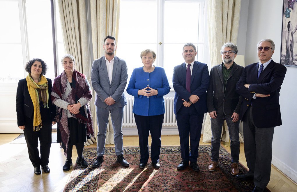 Merkel, Hak Savunucularıyla Görüştü: Gazetecilerin Mesaisi Adliyede Geçiyor