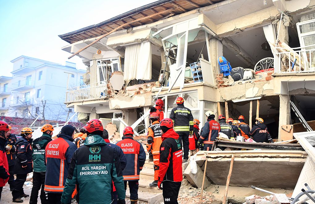 Vekiller Deprem Bölgesinde: Yıkılmayan Evler Oturulmayacak Halde