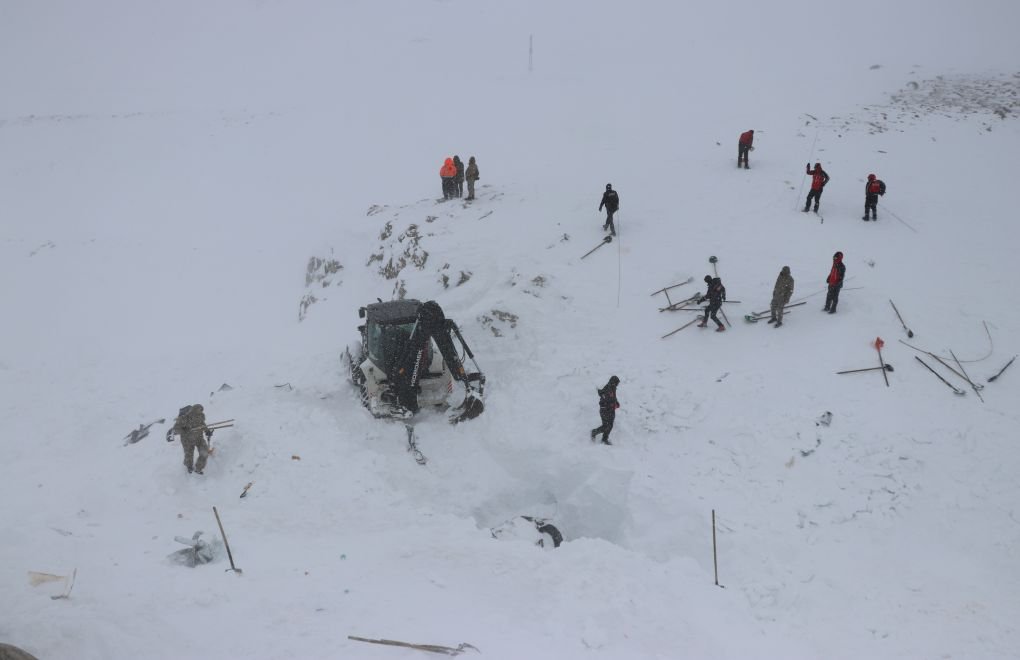 Avalanche Engulfs Search, Rescue Teams in Van