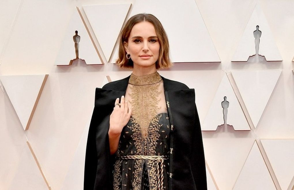 Portman, Oscar'da Aday Gösterilmeyen Kadın Yönetmenlerin İsimlerini Kıyafetine İşledi 