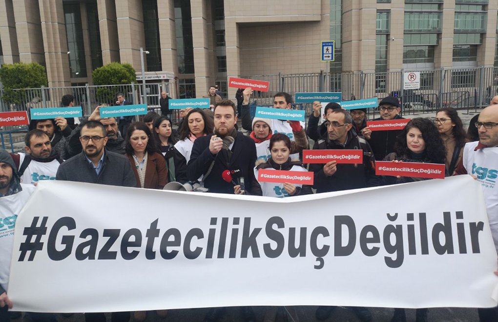 Journalists Union of Turkey Protests Arrest of Journalists in Front of Courthouse