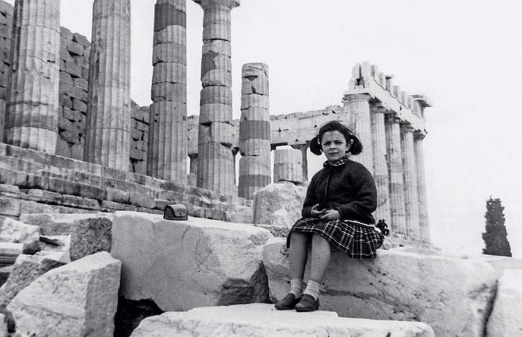 Akropol'ün Taşlarında Oturan O Kız Büyüdü ve Cumhurbaşkanı Oldu