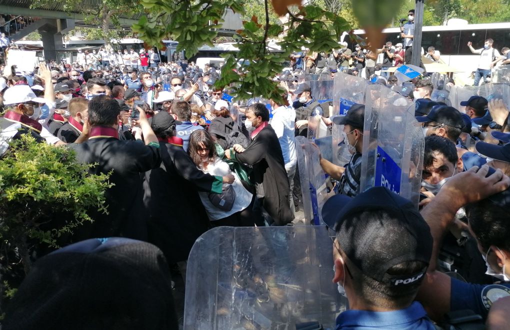 Adliye önünde avukatlara biber gazı