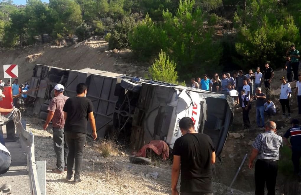 Four soldiers and two drivers die in bus accident