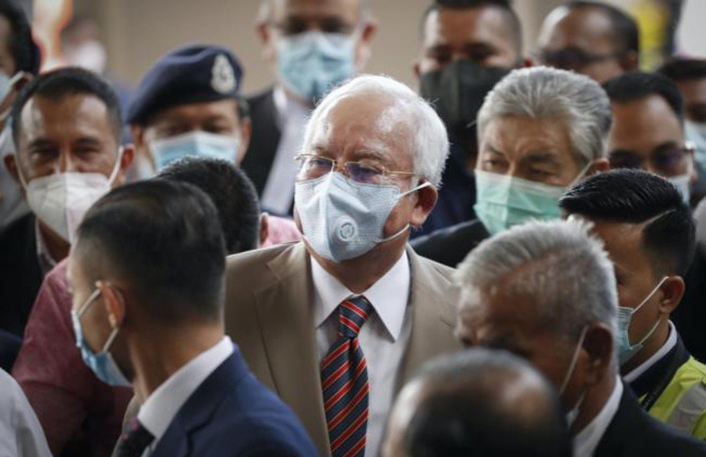 Malezya eski Başbakanı yolsuzluktan suçlu bulundu