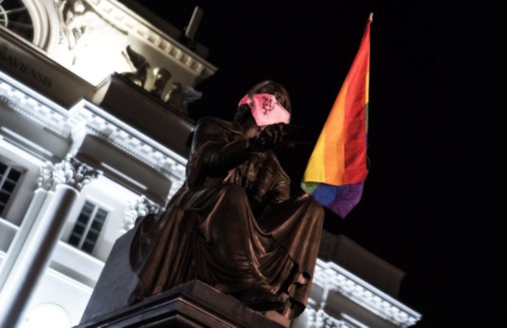 Polonya'da heykellere bayrak asan aktivistlere gözaltı