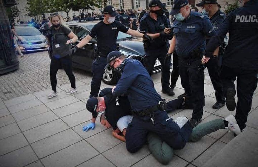 Polonya'da polis 48 LGBTİ aktivistini gözaltına aldı