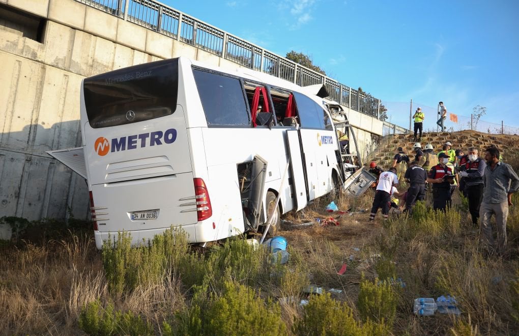 Metro Turizm’e ait otobüs duvara çarptı: 5 ölü 25 yaralı 