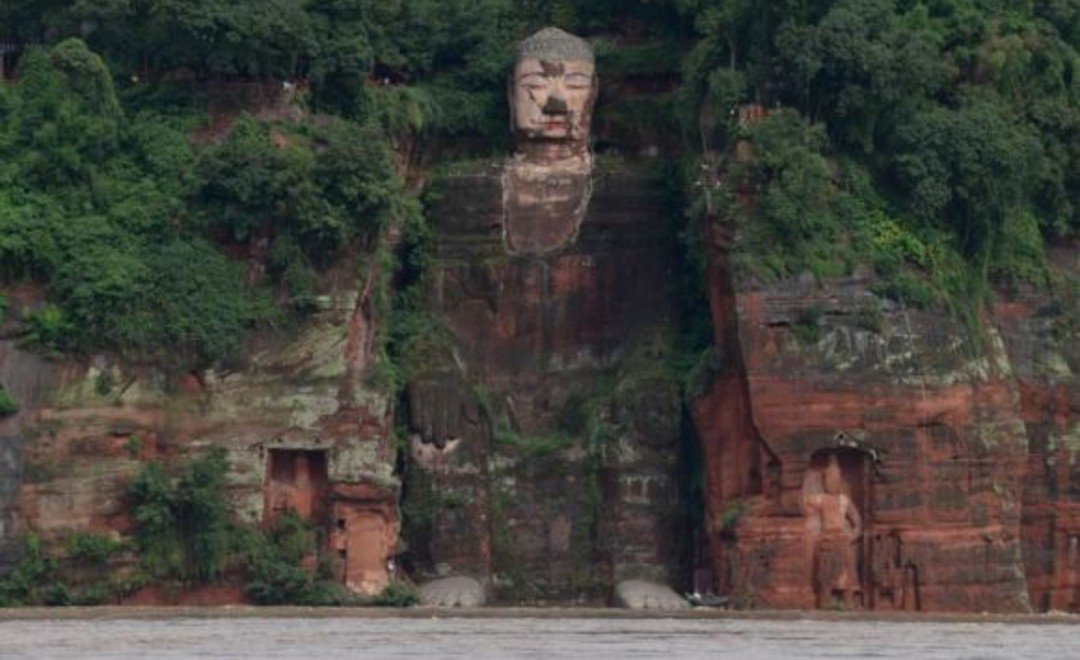Çin'de sel: Dev Buda'nın ayakları sular altında