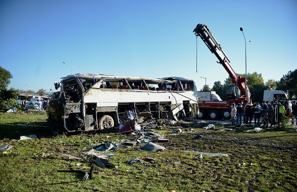 Bus rolls over in Eskişehir, claiming the lives of 2 workers