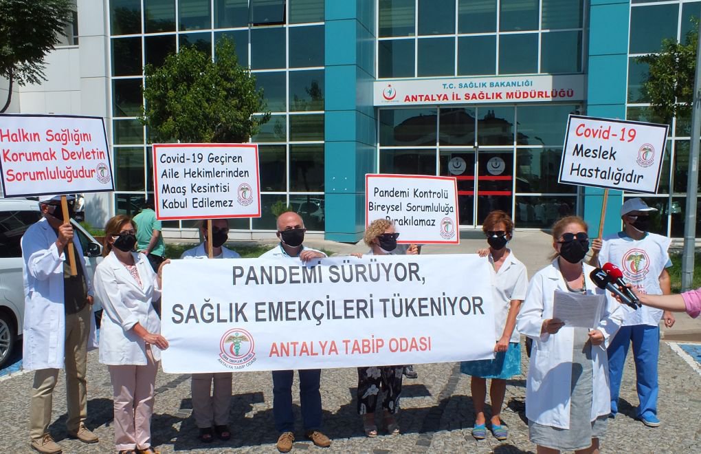 Antalya’da sağlık emekçilerinden siyah maskeli eylem