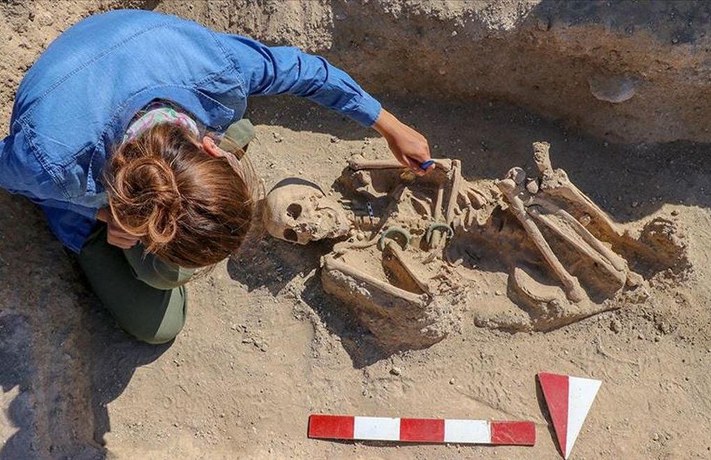 Takılarıyla gömülmüş Urartulu kadın mezarı bulundu