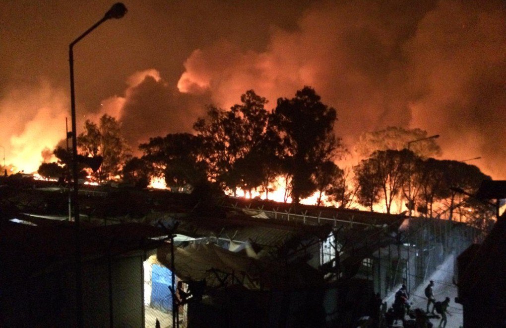 Midilli'deki yangın mülteci kampını yok etti