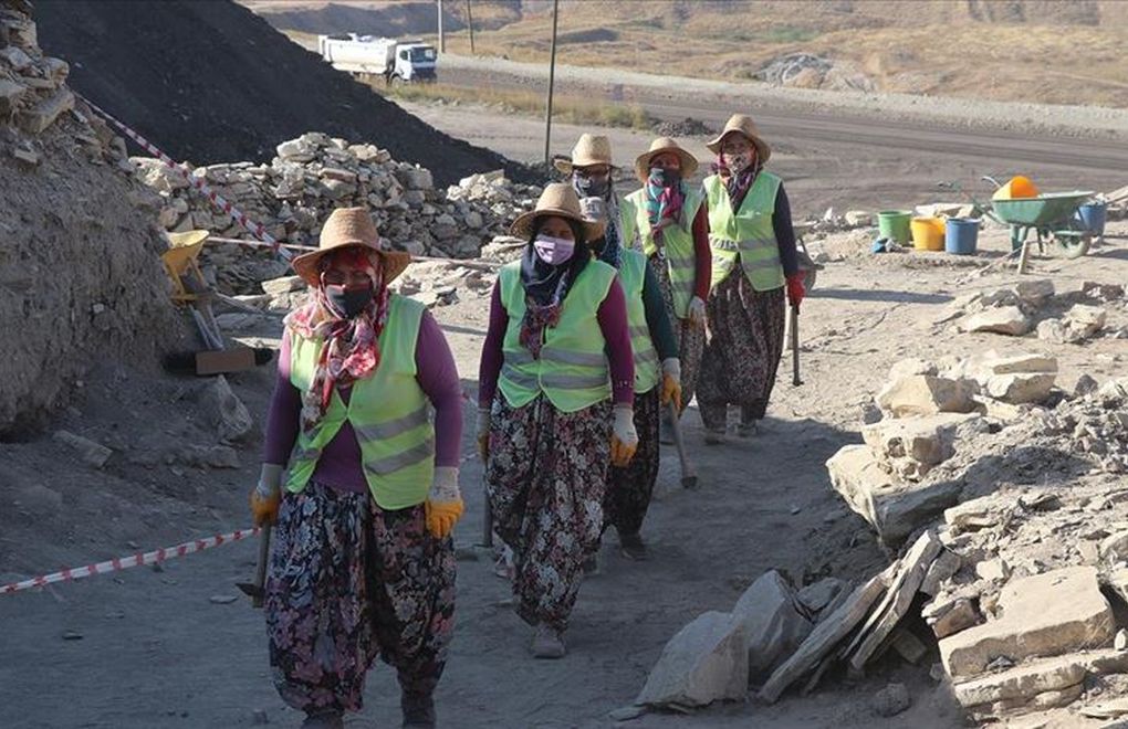 40 kadın işçi Kütahya'da tarihi gün ışığına çıkarıyor