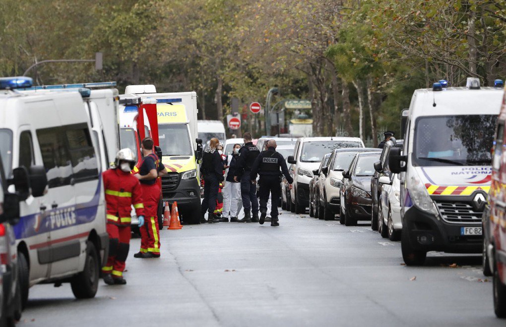 Eski Charlie Hebdo binası yakınında bıçaklı saldırı