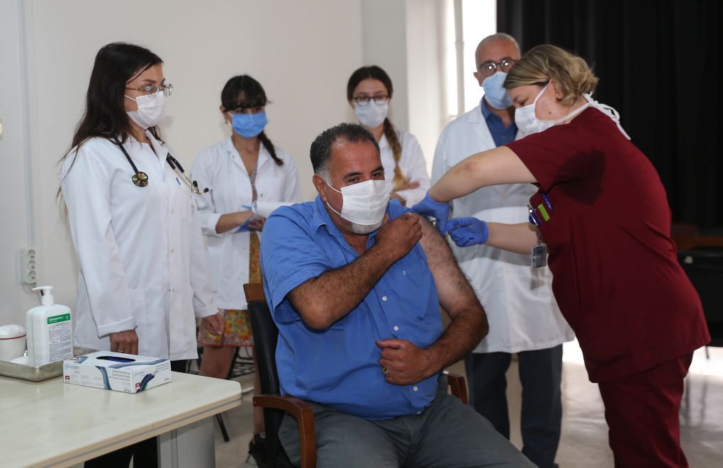 Türkiye’de ilk aşı, hasta bakıcı Baştürk’te denendi