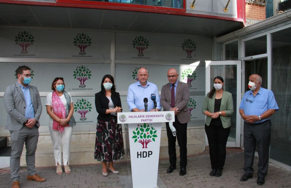 Delegation from Sweden visits HDP amid arrests