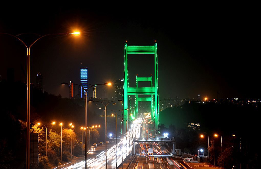 İstanbul'un köprüleri 'serebral palsi' için yeşile büründü