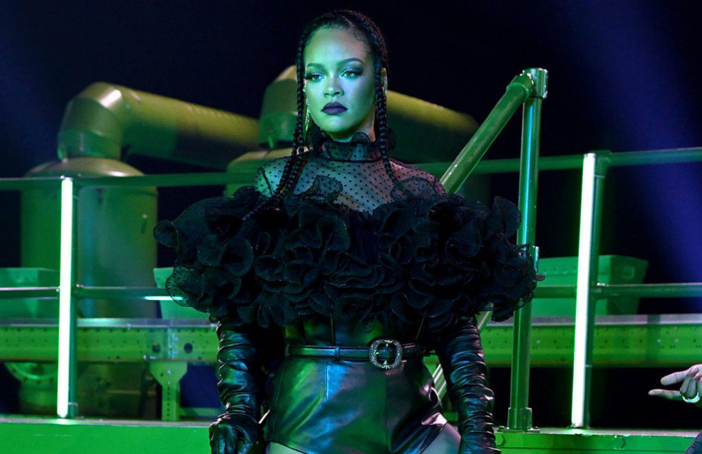 Rihanna iç çamaşırı şovundaki İslami hadisler için özür diledi