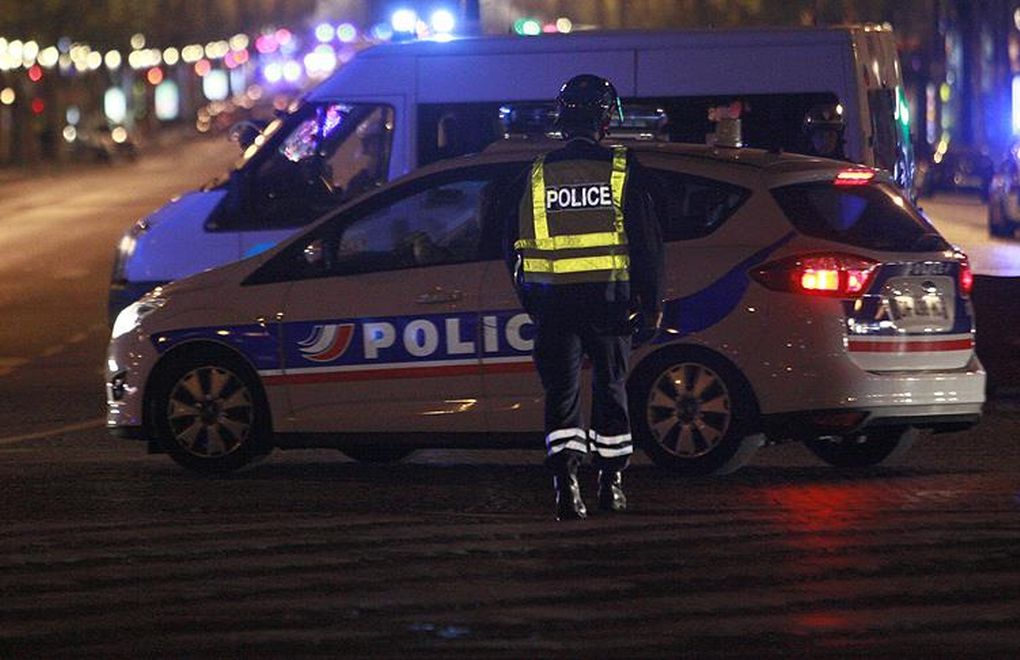 Paris’te öğretmen bıçaklı saldırıda öldürüldü
