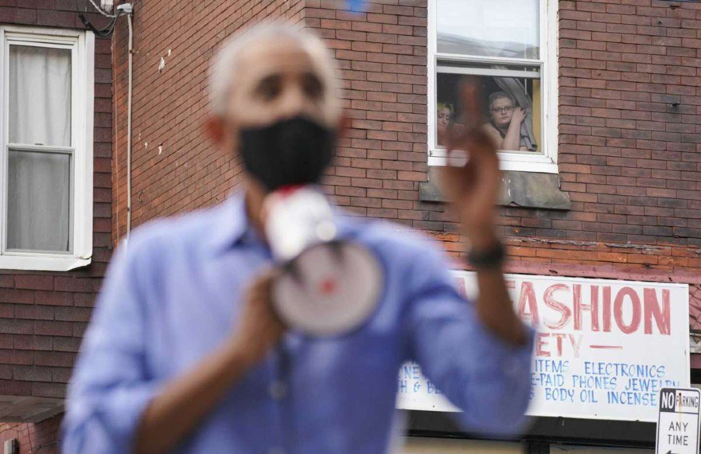 Obama sokakta: Kendini koronavirüsten bile koruyamıyor