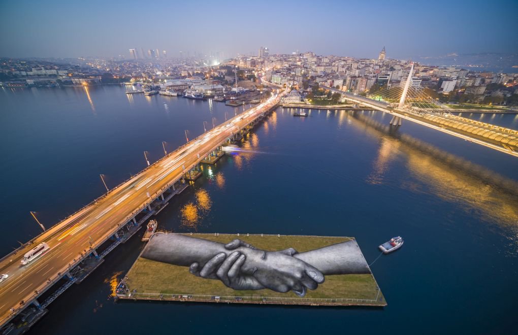 Dünya kentlerini gezen "devasa eller" İstanbul'da
