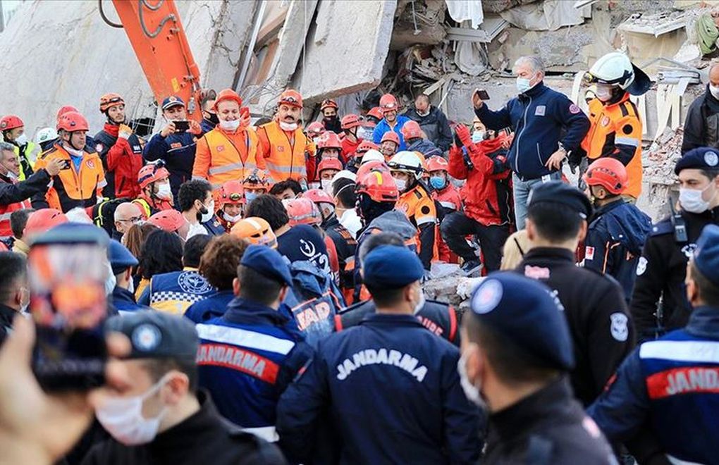 İzmir'de 17 saat sonra enkaz altındaki 3 kişiye daha ulaşıldı