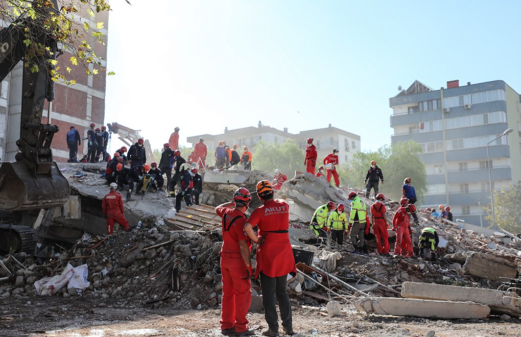 Depremde yıkılan binaların müteahhitlerine gözaltı