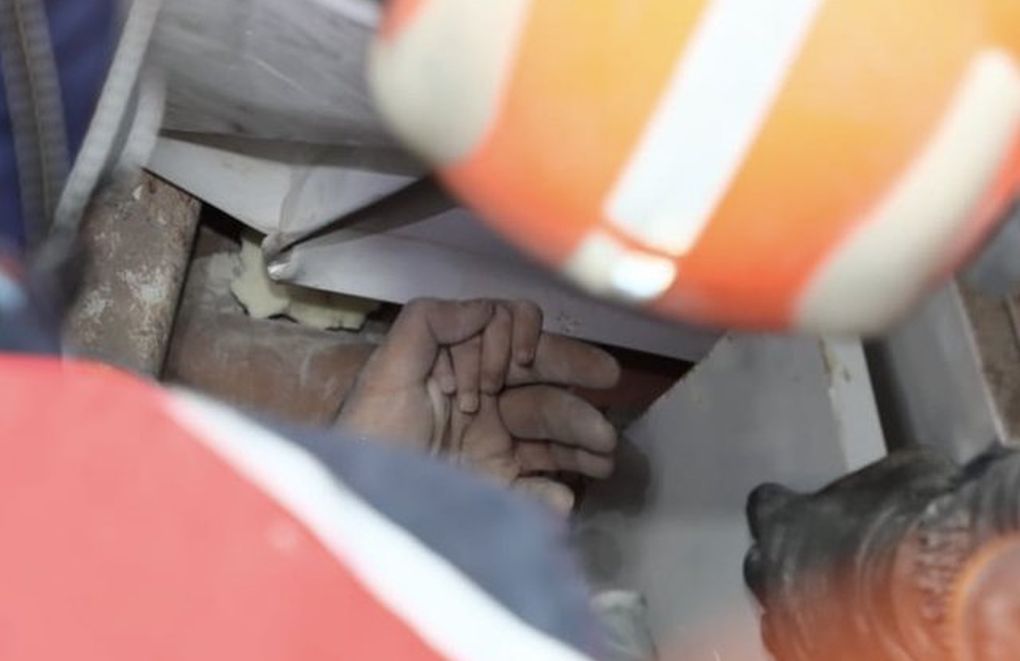 İzmir’de enkazdan 91. saatte bir çocuk çıkarıldı