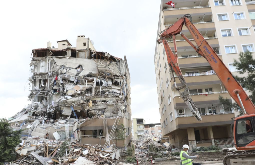 "İzmir'de 5 okul ağır, 18'i orta hasarlı"