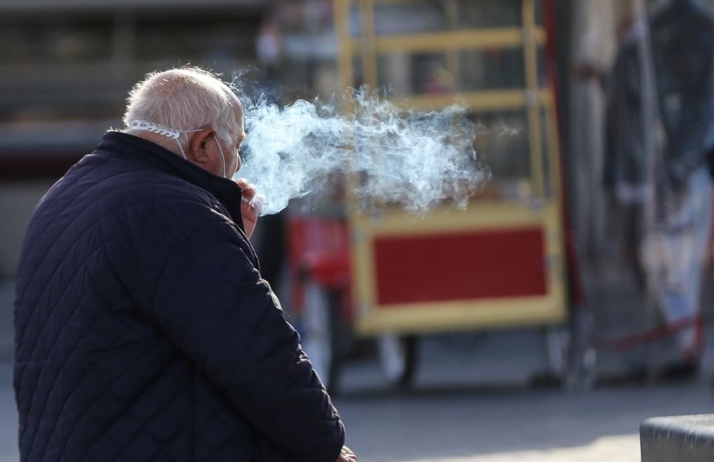 İstanbulites fined for smoking in public